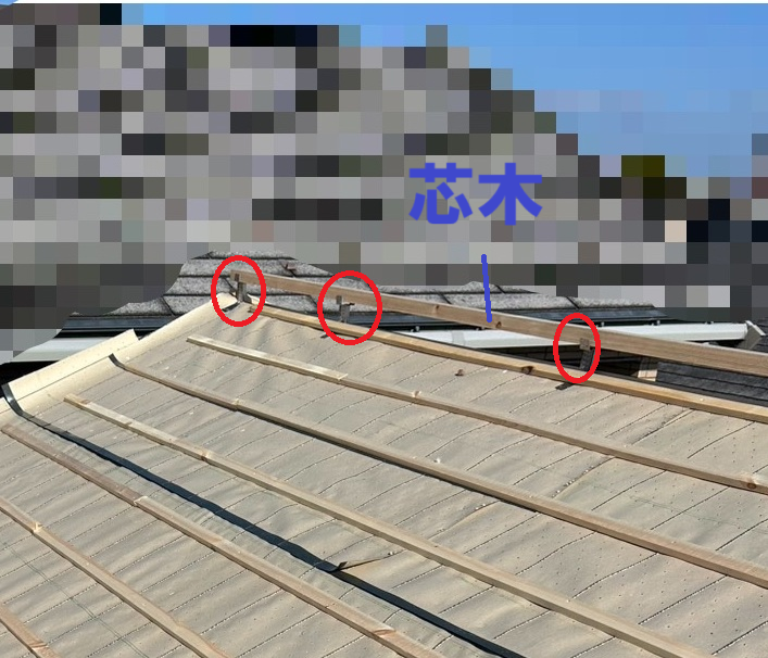 瓦屋根のてっぺんには棟瓦を設置します。 屋根下地部分に強化棟金具を固定し、強化棟の上に芯木を乗せて固定します。