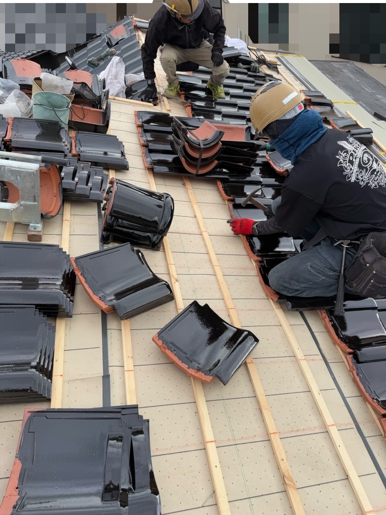 瓦屋根部分は新しい瓦を１枚１枚、瓦桟に釘で固定していきます！