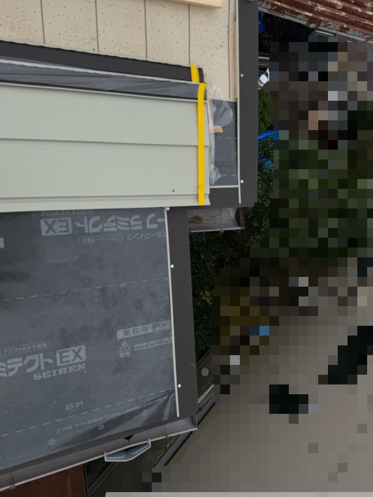 屋根の端から雨水が入り込まないように耐久性に優れている金属板のSGLガルバリウム鋼板を加工したものを設置します。