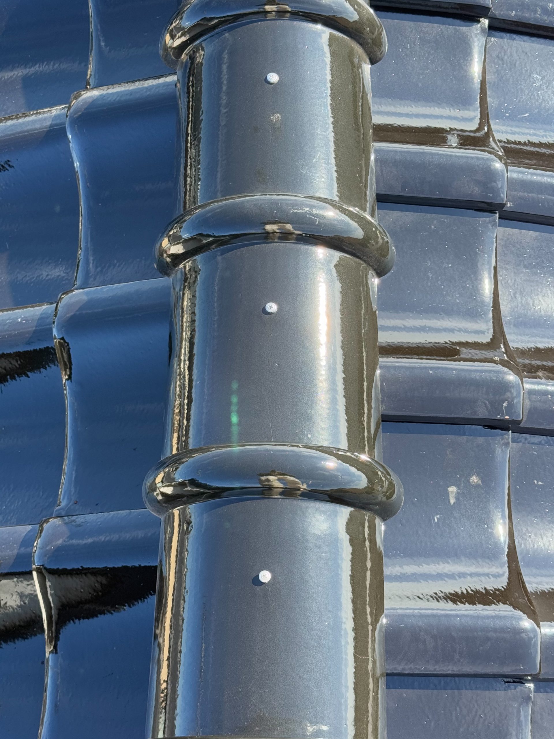 ハイロールを貼った上に冠瓦を被せて、ビスで固定しました！