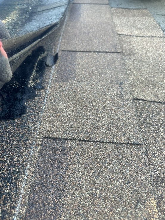 新しいアスファルトシングルを差し込みます