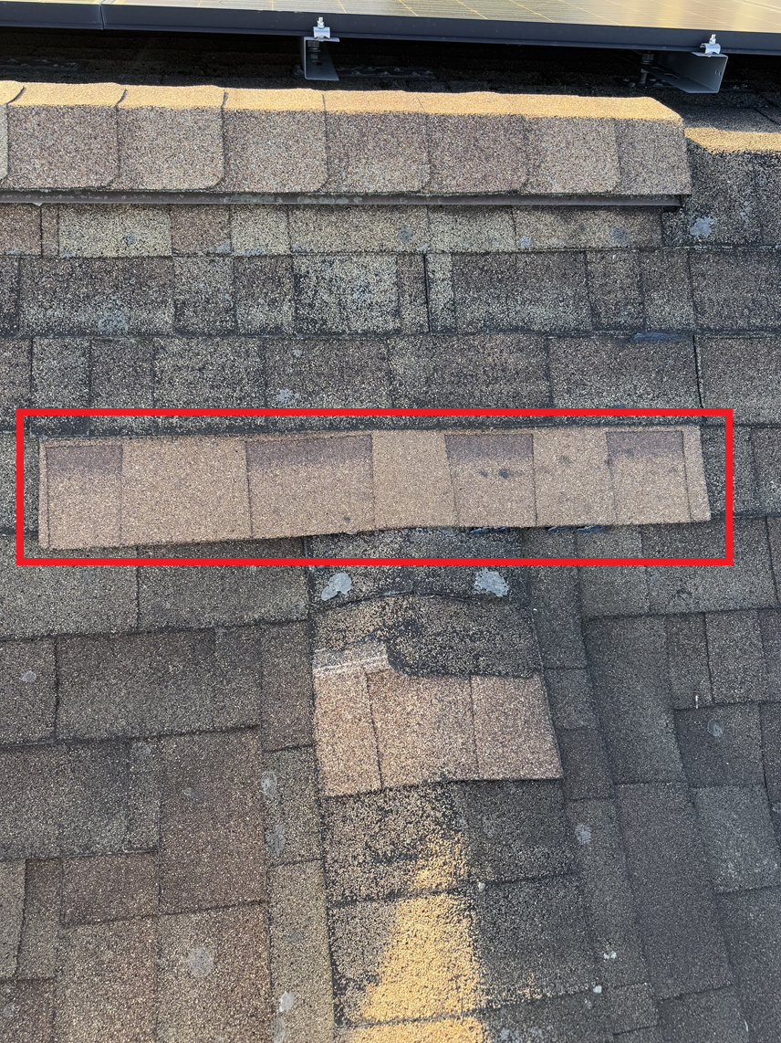 2箇所目も、同じように新しいアスファルトシングルを差し込み固定しました！