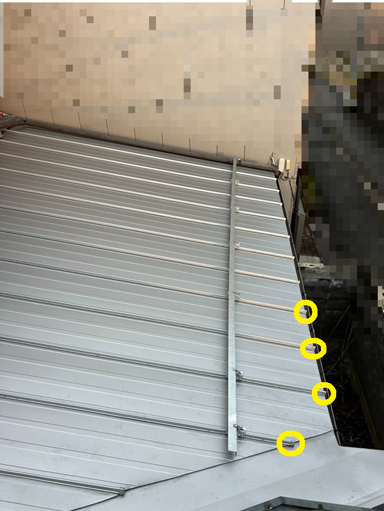 屋根の先端に小口キャップ