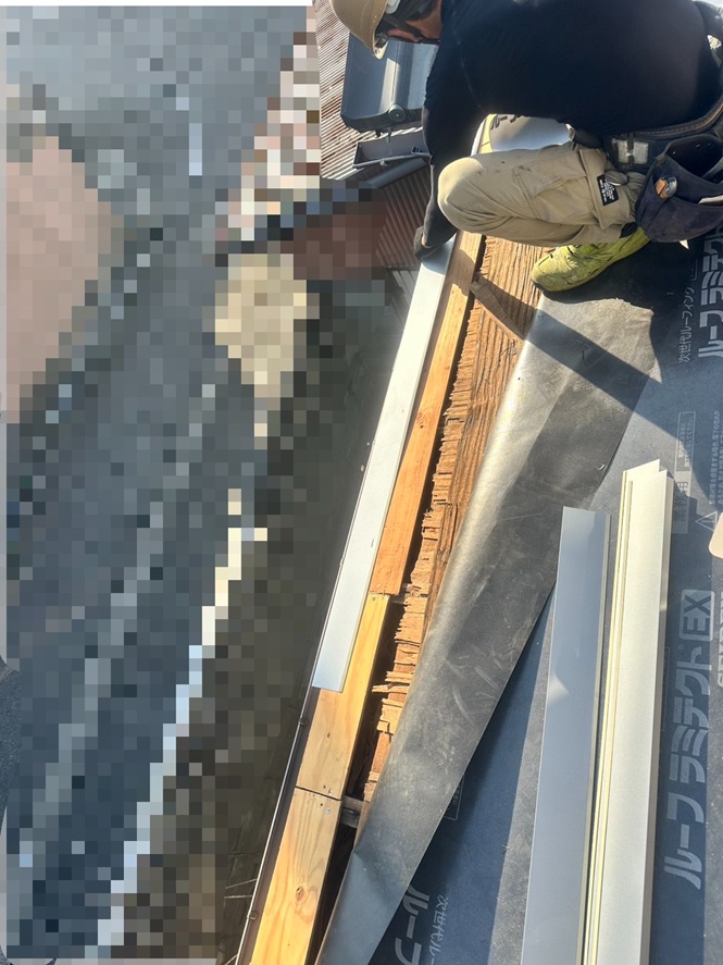 屋根の先端に役物取り付け