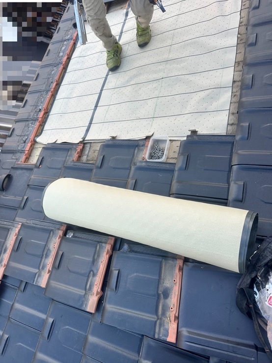 木下地の上に、瓦用の防水シートを張ります。