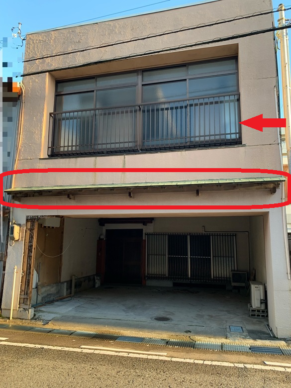 高岡市にて！モルタルの外壁・軒天のカバー工事がスタートしました！小屋根は立平葺きに葺き替え！