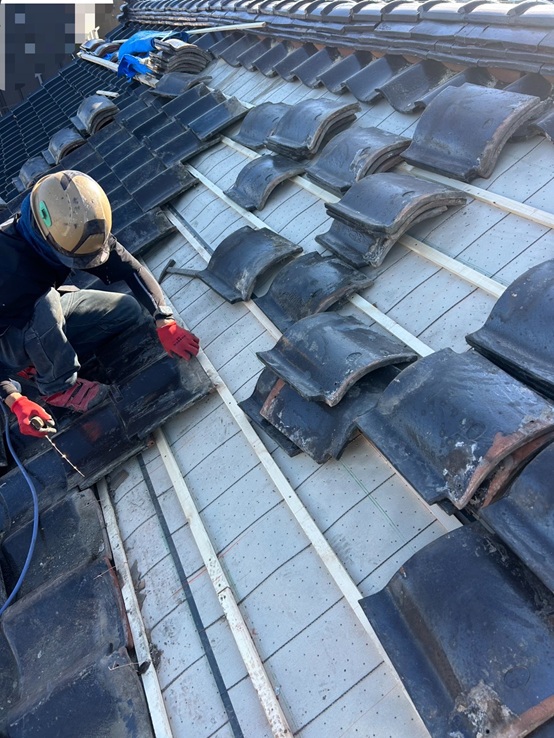 【高岡市】雨漏りしている瓦屋根の葺き直し工事スタート