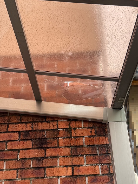 ・他のパネルには大きな破損なし ・フレーム（骨組み）の歪みもなし