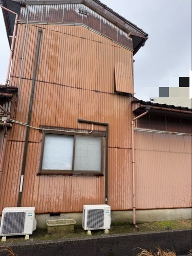 【高岡市】外壁のトタンが剥がれて危ないので部分修理してほしいとのご依頼