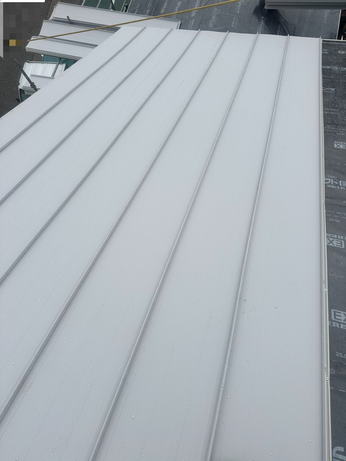 【高岡市】瓦屋根から立平葺きへ！葺き替え工事を行っています