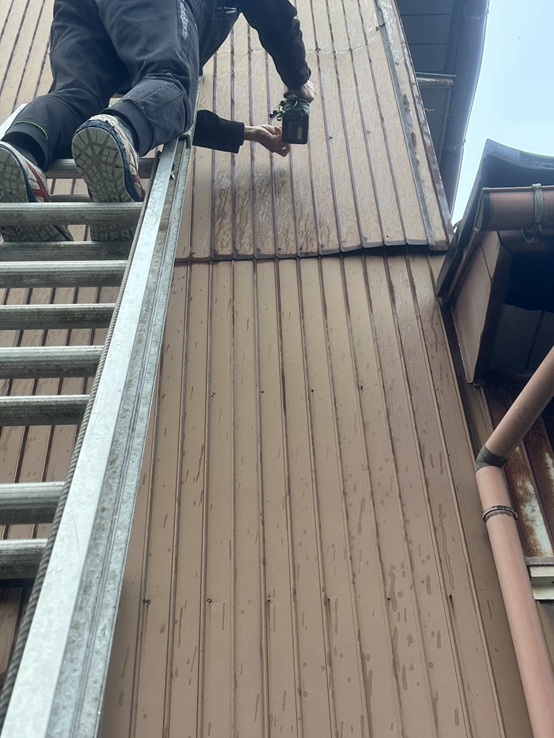 トタン外壁剥がれていたのでビスで固定