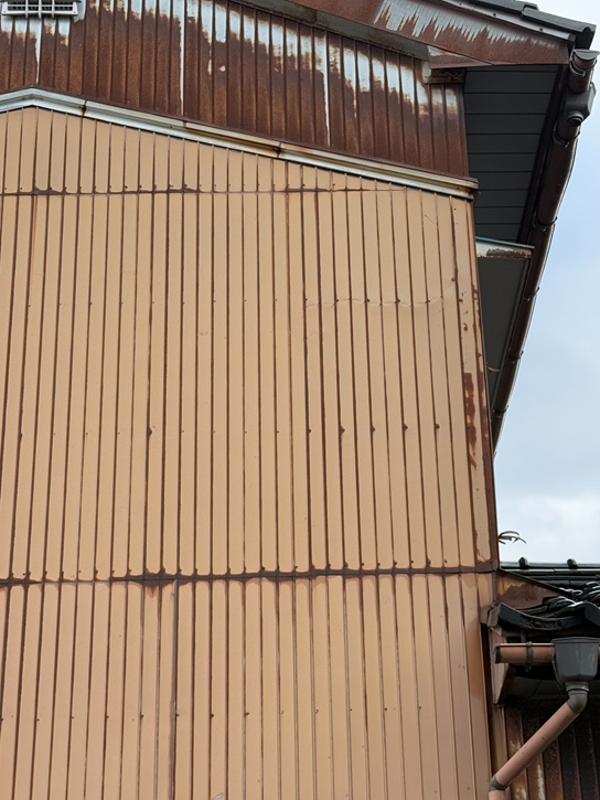 剥がれたトタン補修しました