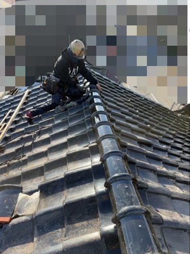 【高岡市】雨漏りしていた瓦屋根の葺き直し工事実施中　棟瓦は新しく！乾式工法で施工