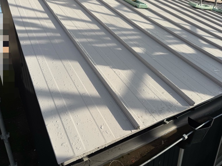 先端をつかみで折り曲げます