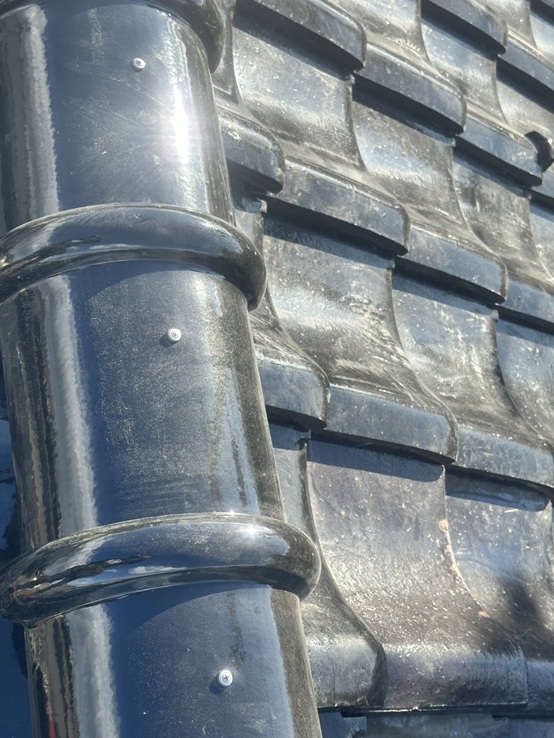 上に新しい冠瓦を被せます