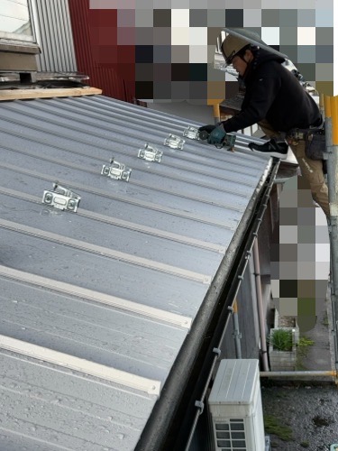 【射水市】瓦屋根から金属屋根に葺き直し工事中！雪止め金具の設置