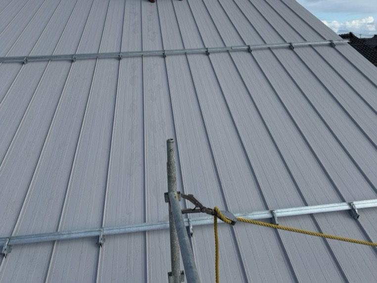 屋根の凸部分に取り付けた金具に雪止めアングルを横一直線に乗せて、凸部分の金具で挟み込んでナットで締めて固定しています！