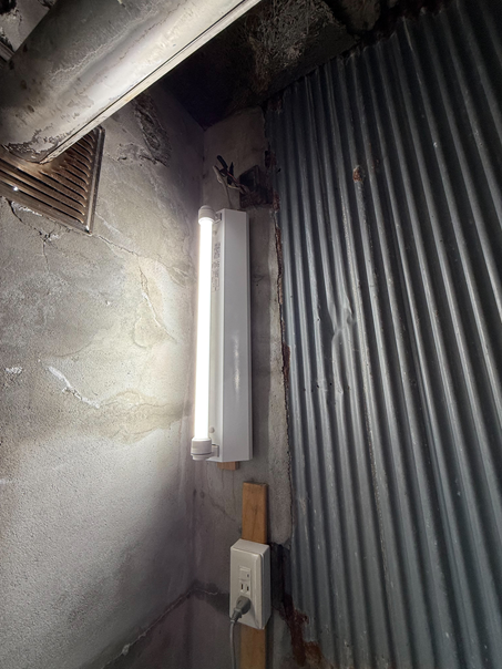 雨漏りしていた納屋にはボイラーが置いてあります