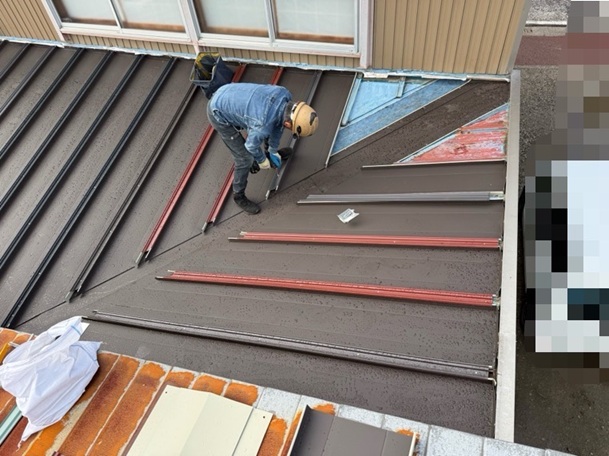 瓦棒葺きの上にSGLガルバリウム鋼板でカバー