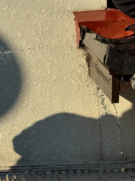 屋根と外壁に出来たすき間に散水