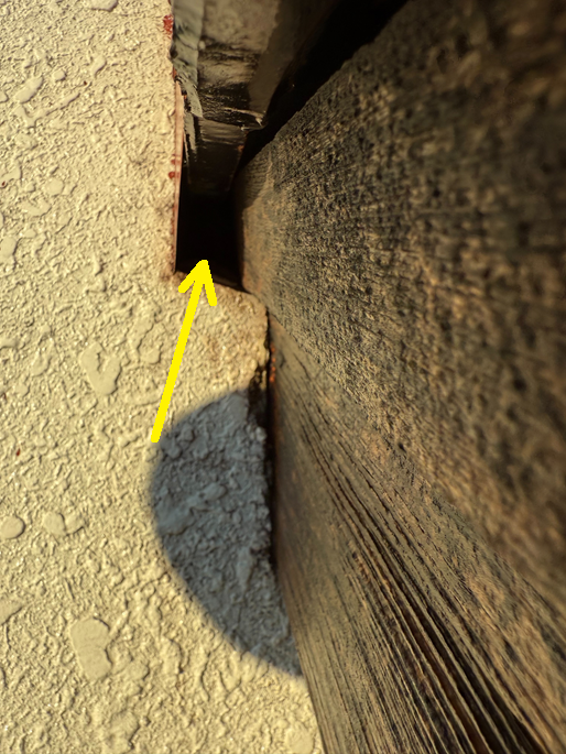 外壁と屋根の取り合い部分に大きなすき間がありました。