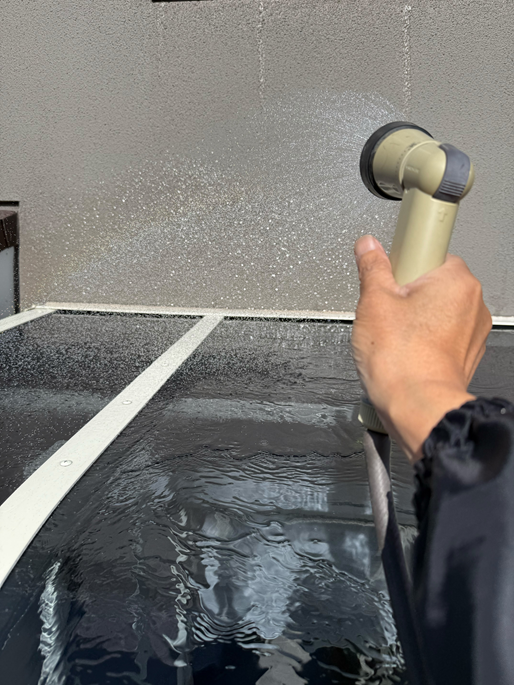 【富山市】サンルームと壁の隙間からの雨漏り　散水試験を行いコーキング工事をご成約いただきました