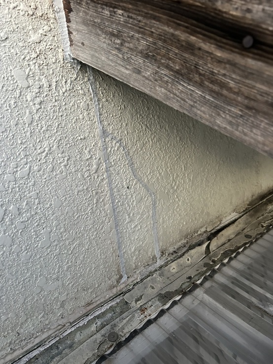 雨漏り補修　コーキングを充填