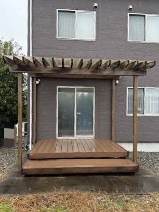 【富山市】ウッドデッキ屋根のポリカ板がめくれ、骨組みが朽ちてきているとのご相談