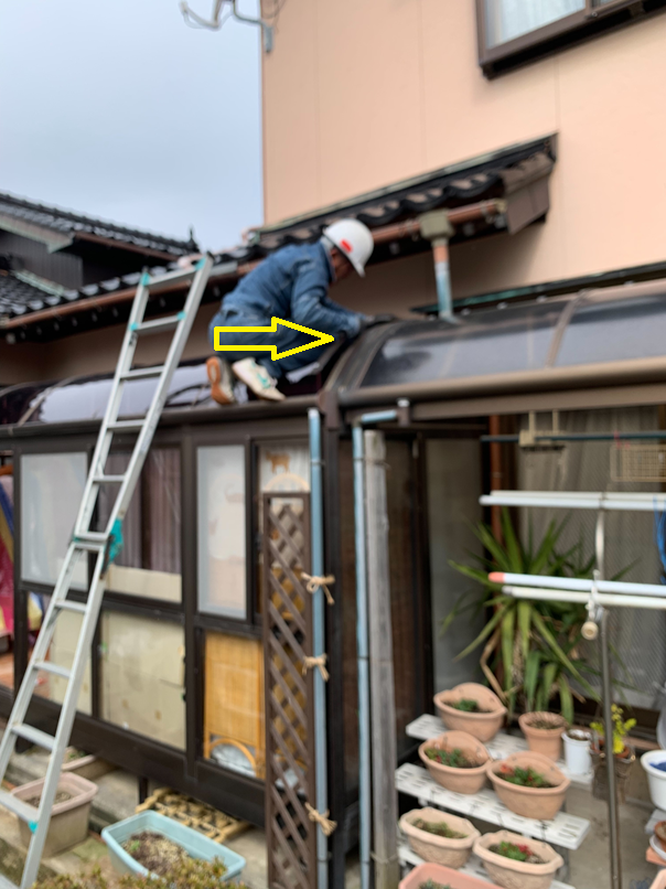 物干し場の屋根の交換　押さえ材で固定します