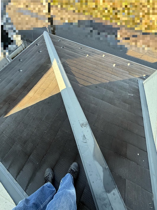 飛ばされていた棟板金をビスで固定