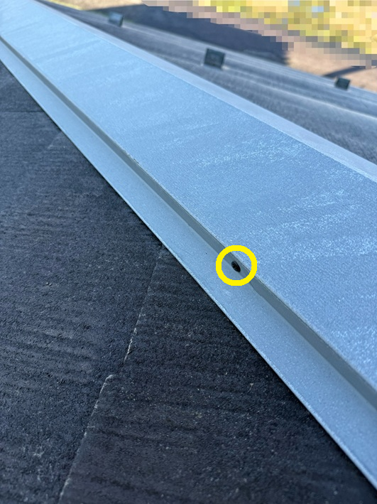 飛ばされていた棟板金をビスで固定