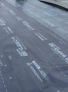 防水シートを貼ります