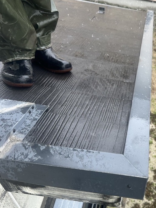 釘浮きをビスで交換