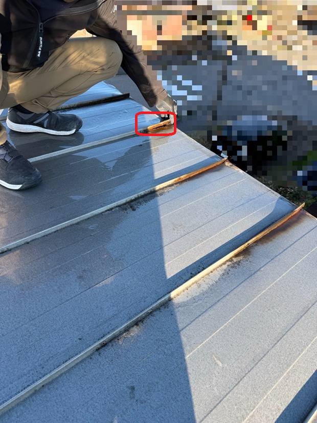 【高岡市】ガルバ屋根からの雨漏り　屋根の先端から劣化しサビて脆くなっていました