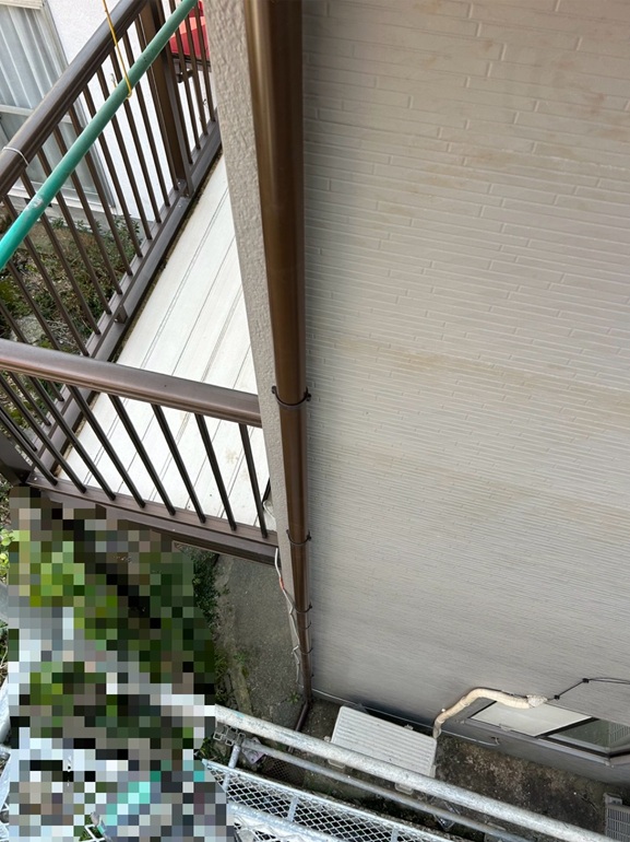 雨樋に流れた雨水が地上まで排出されるように設置しました！