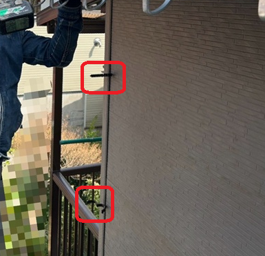 縦樋の固定バンドを外壁に設置します。