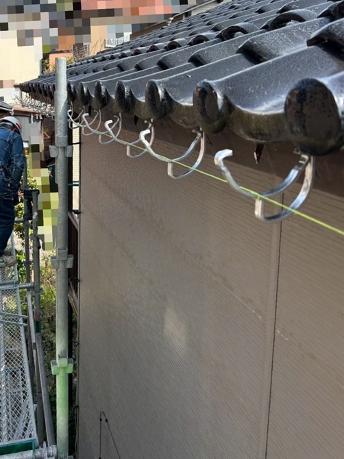 水糸で雨樋の勾配を確認しています。 雨樋は傾斜をつけることで雨水が流れるように設置しています！