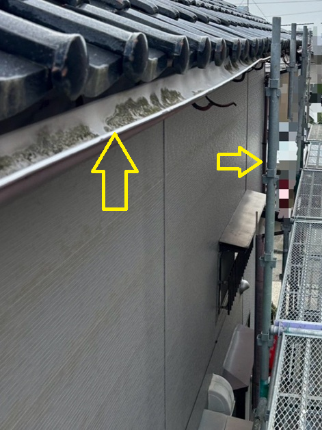 まずは破損した軒樋と金具をすべて取り外します。