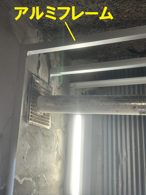 ボイラーの囲い屋根　アルミフレーム設置