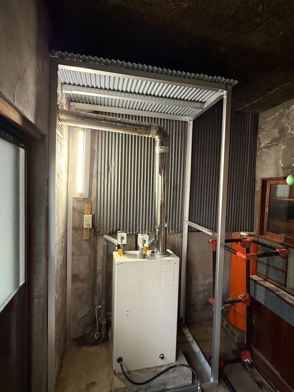 ボイラーの囲い屋根設置