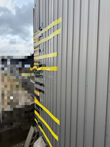 【射水市】外壁のトタンが強風で剥がれた！亀裂も入っていたため、一部のみ張り替え工事を実施