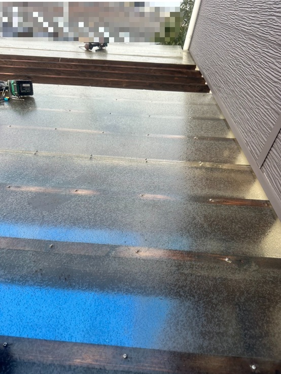 ウッドデッキのポリカをめくります