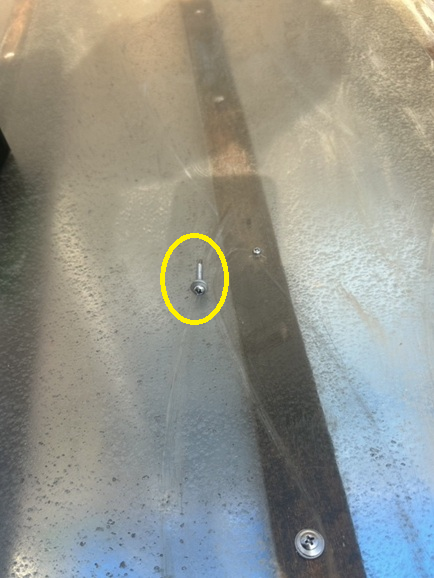 ポリカをビスで固定