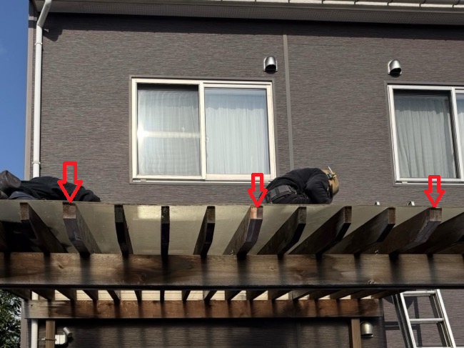 【富山市】ウッドデッキ屋根のポリカが捲れていた原因は屋根の骨組み！垂木の交換とシーリング材を充填