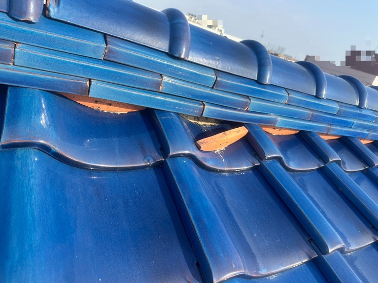 【富山市】瓦屋根から落下物が！　棟瓦の積み直し工事とケラバ瓦ビス固定工事を実施