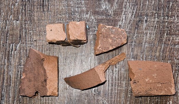 屋根から落ちて来た面戸瓦