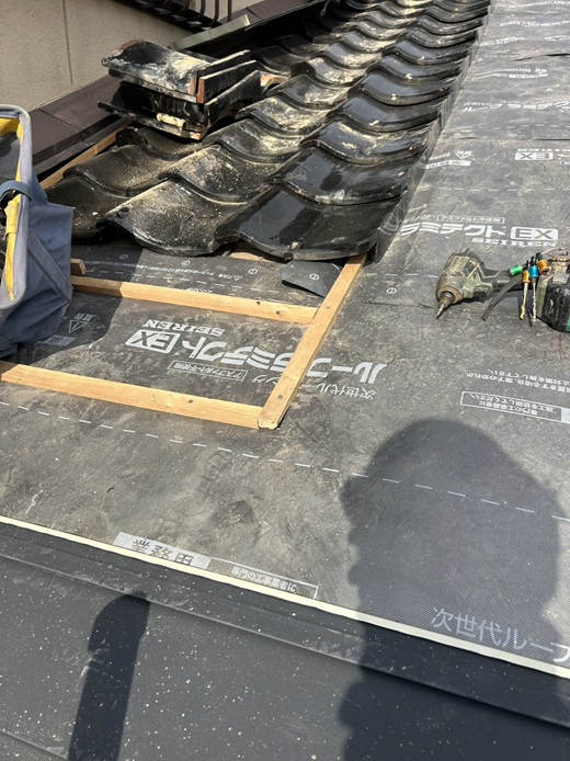 銅板と周辺の瓦を一旦撤去  雨漏りしている銅板をはがし、 周囲の瓦も一時的に取り外します。