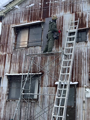 新しいトタンをビスで固定