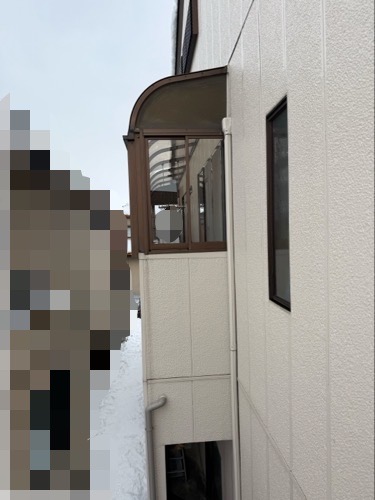 【富山市】雪が落ちてサンルームの屋根が破損　パネルが割れて浮いていました