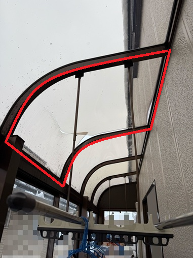 サンルーム屋根のパネルが雪で割れて浮いています